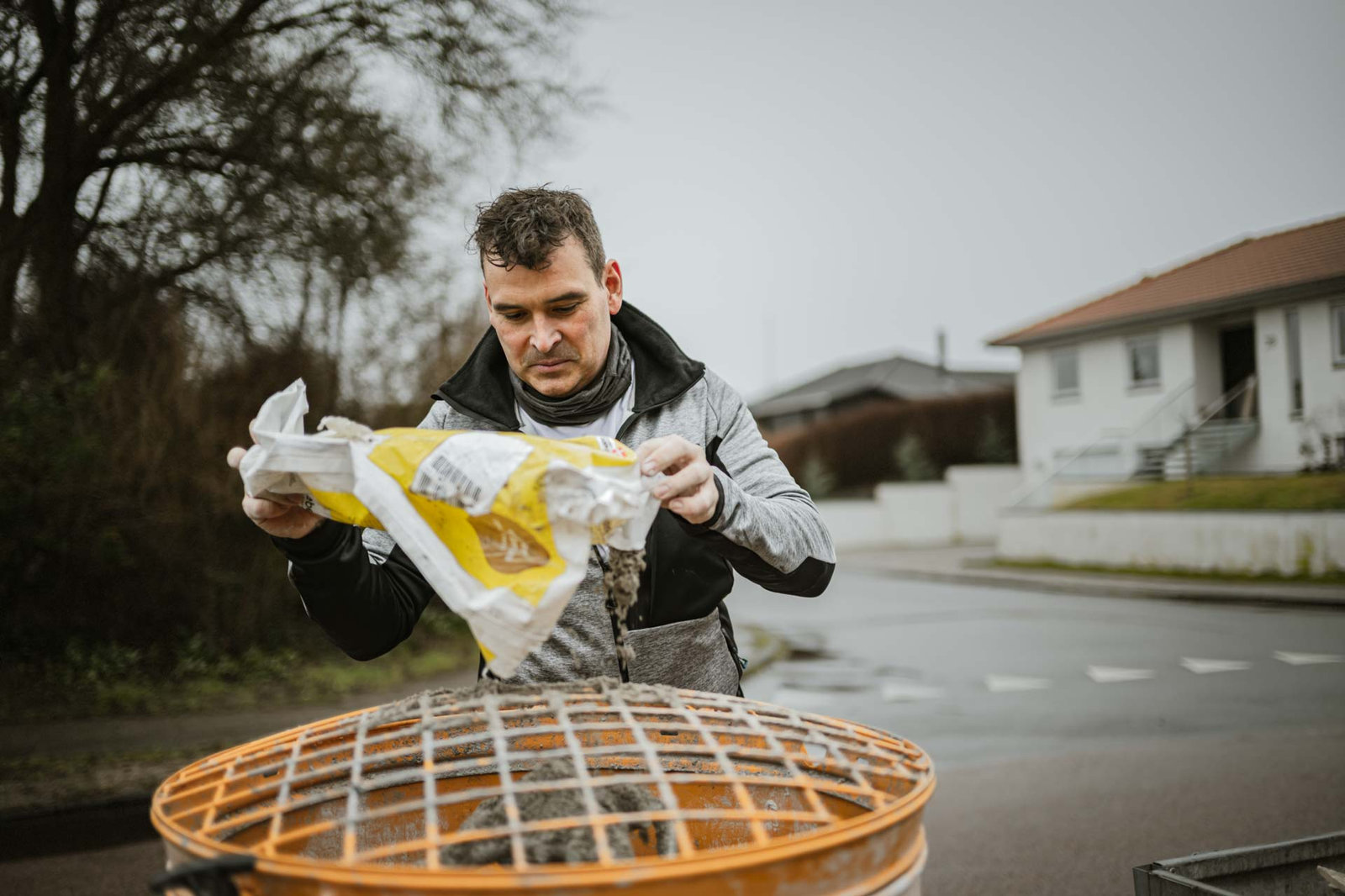 Murer i Odense blander cement til fliser
